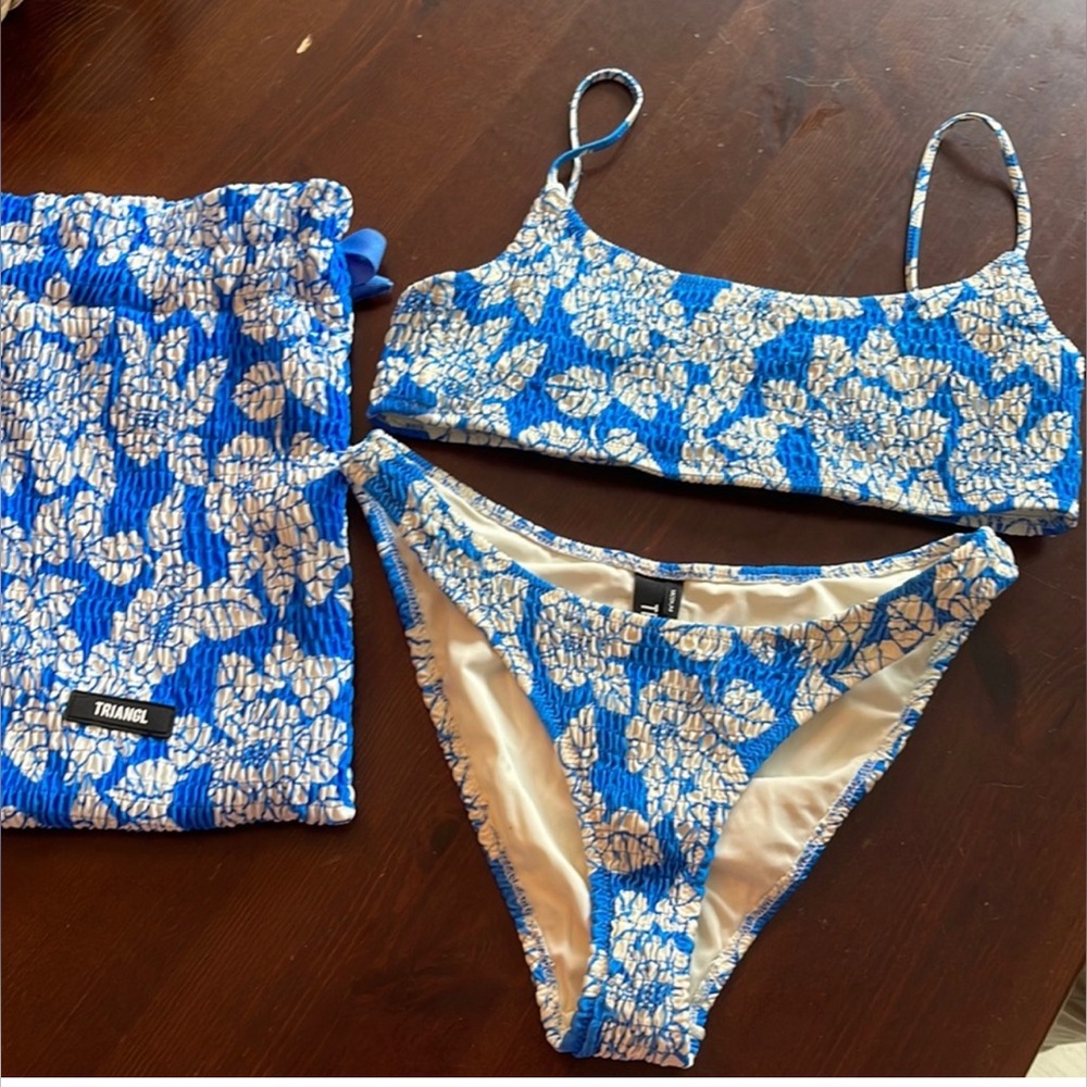 Dark blue floral triangl bikini size Medium good condition